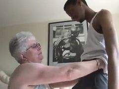 Крупная сисястая бабушка пробует первый раз в жизни секс с негром